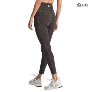 SOLD‼️Vuori Studio Leggings in Leopard print